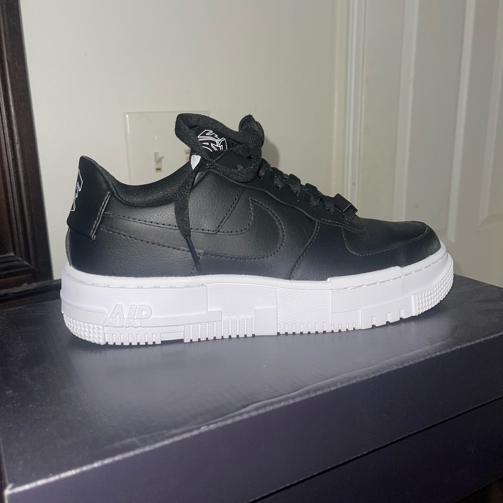 Nike Air Force  1 Pixel